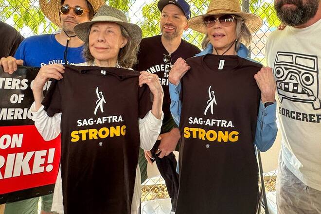 Lily Tomlin (l.) und Jane Fonda halten ihre Streik-Shirts in die Kamera.