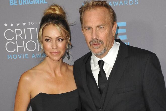 Christine Baumgartner und Kevin Costner gemeinsam auf dem roten Teppich.