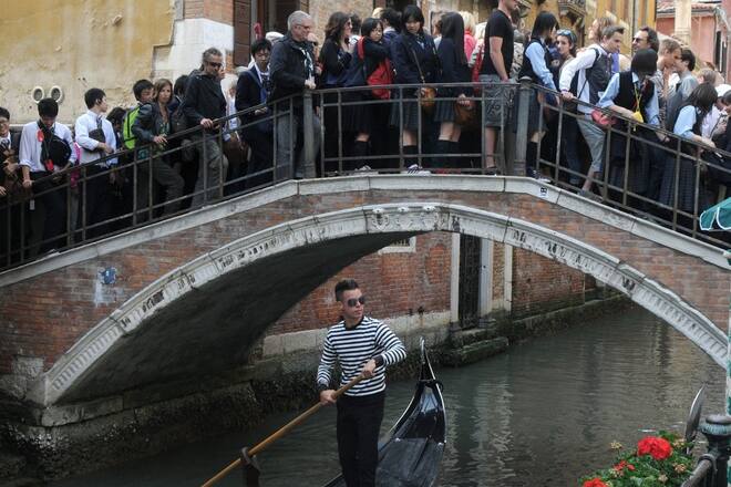 Nicht nur in der berühmten Lagunenstadt Venedig drängen sich die Touristen dicht an dicht.