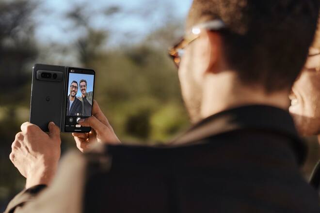 Die Hauptkamera lässt sich bei Foldables im Handumdrehen als Selfie-Cam benutzen.