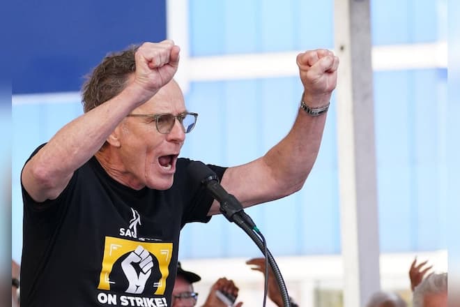 Bryan Cranston während seiner emotionalen Rede in New York City.