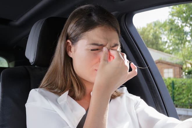 Gerade beim Autofahren machen sich schlechter werdende Augen bemerkbar.