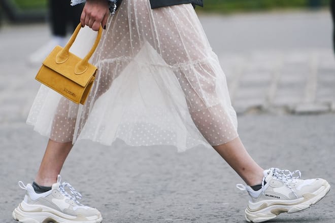 Der TikTok-Trend namens Wrong Shoe Theory sorgt für Stilbrüche im Outfit und somit für ganz besondere Looks.