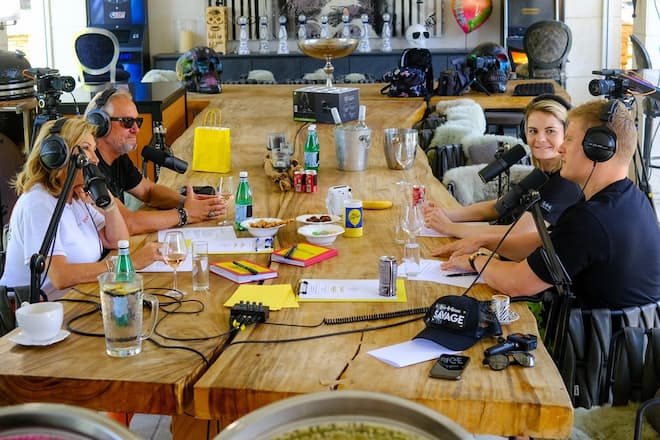 Carmen und Robert Geiss (l.) mit Hazel Brugger und Thomas Spitzer bei der Podcast-Aufnahme.