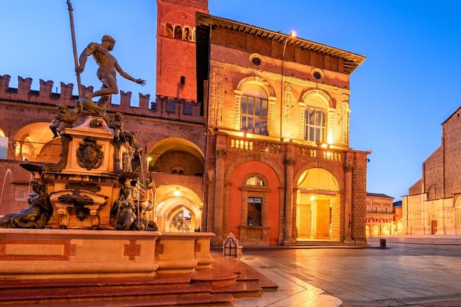 Der berühmte Neptunbrunnen auf der Piazza Maggiore in Bologna.