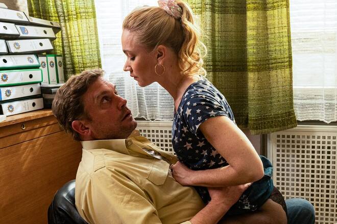 Die stellvertretende Bürgermeisterin Susi (Lisa Maria Potthoff) will ihren Franz (Sebastian Bezzel) im Polizeibüro des Rathauses verführen...