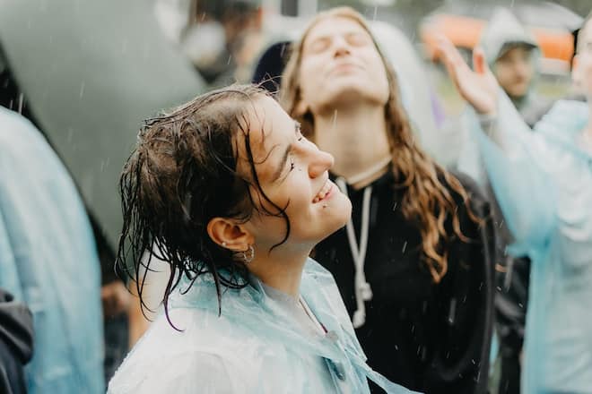 Nass und glücklich: Ein verregnetes Festival muss noch lange kein Weltuntergang sein.