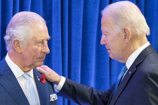 König Charles (l.) sichert Joe Biden und den Amerikanern seine Solidarität.