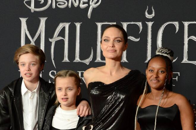 Angelina Jolie im Kreis ihrer Töchter Shiloh, Vivienne und Zahara (von links nach rechts).