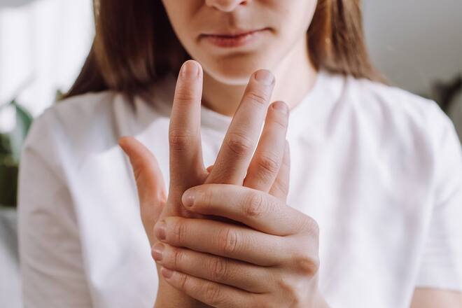 Menschen, die an rheumatoider Arthritis erkrankt sind, leiden oft unter geschwollenen und schmerzenden Gelenken.