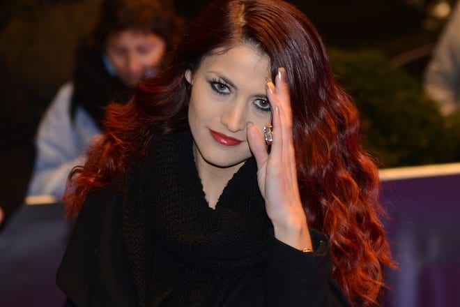 Fiona Erdmann auf dem roten Teppich bei einer Veranstaltung.