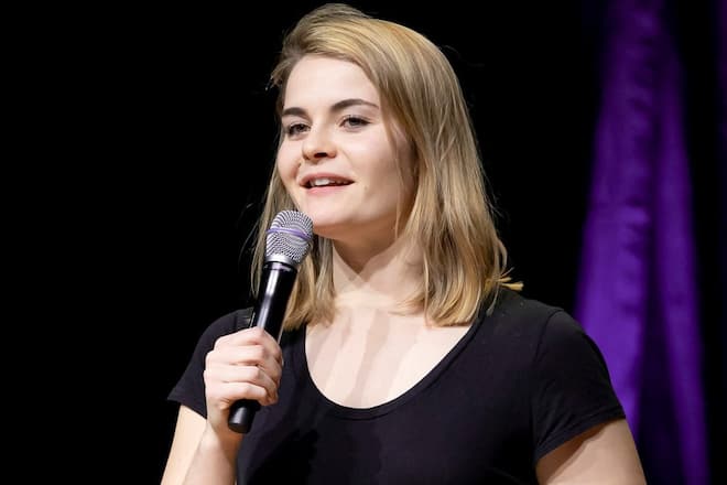 Hazel Brugger brütet wieder etwas aus.