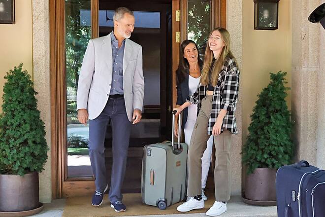 Koffer gepackt: Sofía verabschiedet sich vor dem Zarzuela-Palast in Madrid.