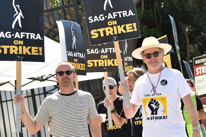 Aaron Paul (l.) und Bryan Cranston zeigten vor den Sony Studios Flagge.