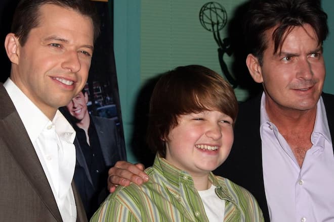 Angus T. Jones im Jahr 2007 mit seinen «Two and a Half Men»-Co-Stars Jon Cryer (l.) und Charlie Sheen (r.).