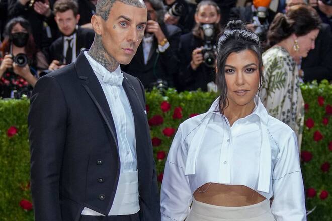 Travis Barker und seine Ehefrau, Kourtney Kardashian. Er ist kürzlich trotz einer laufenden Tour zurück in die USA gereist.