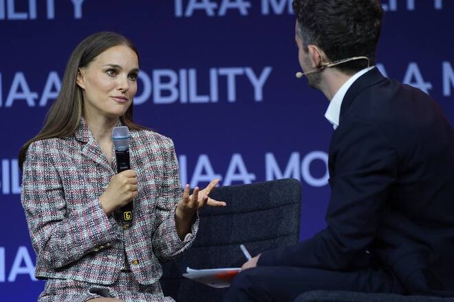 Schauspielerin und Umwelt-Aktivistin Natalie Portman bei der IAA in München - ohne ihren Ehering.