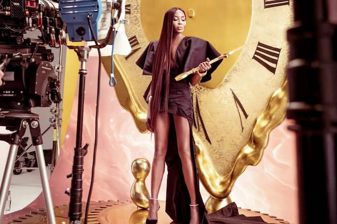 Naomi Campbell feiert ebenfalls Jubiläum mit «The Cal»: Sie posierte zum fünften Mal für den legendären Pirelli-Kalender. Prince Gyasi setzte sie zum Motto «Timeless» vor einer grossen Uhr in Szene.