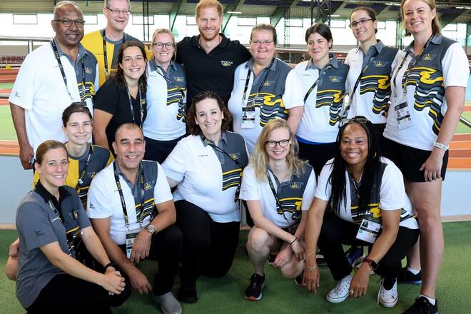 Prinz Harry am 9. September mit Helferinnen und Helfern der Invictus Games Düsseldorf 2023.