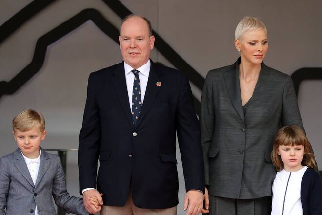 Fürst Albert und Fürstin Charlène von Monaco mit ihren Kindern Jacques und Gabriella.