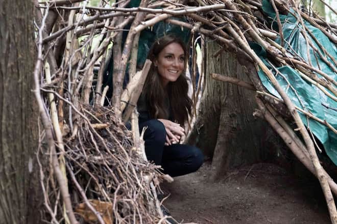 Prinzessin Kate sah sich einen kleinen Unterschlupf aus Stöcken von innen an.
