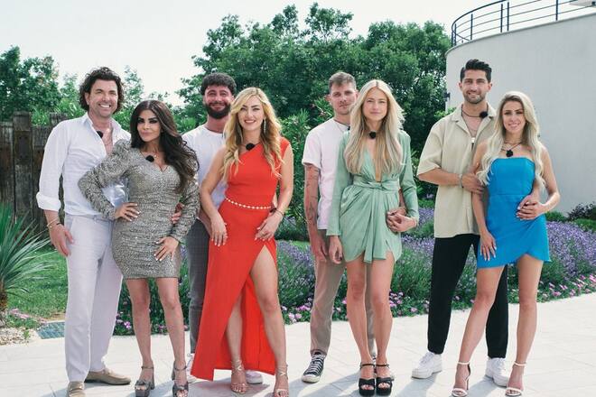 Unterziehen sich dem Pärchen-Test: Kader und Isi, Jana-Maria und Umut, Mimi und Yannick, Denise und Lorik (v.l.n.r.)