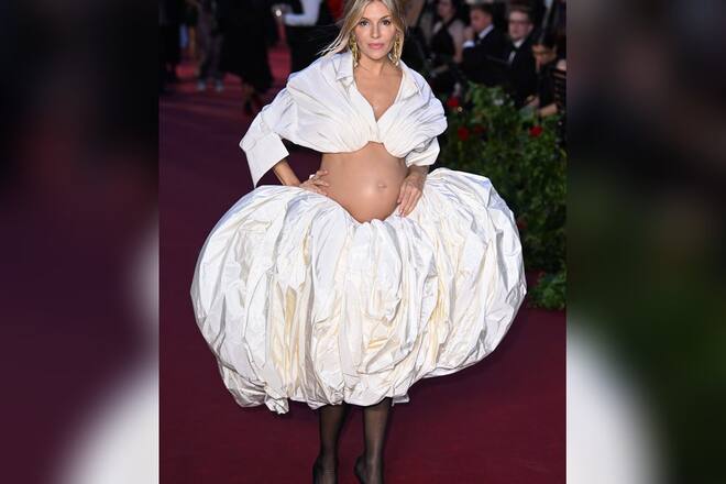 Schauspielerin Sienna Miller zeigt ihren nackten Babybauch bei einem Mode-Event in London.