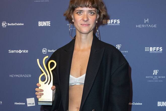 Liv Lisa Fries mit ihrer goldenen Trophäe in Berlin.