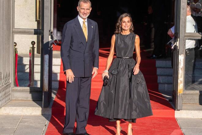 Glamourös: Königin Letizia und ihr Ehemann, König Felipe, auf dem roten Teppich bei der Theater-Eröffnung in Madrid.