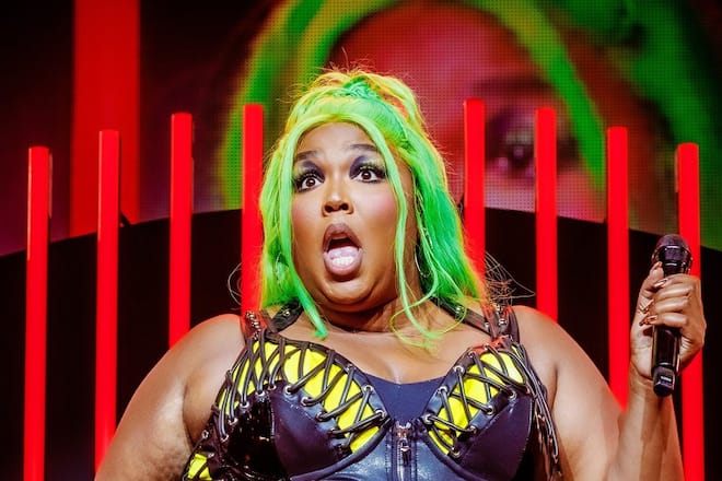 Neue Klage gegen Lizzo und ihr Team: Mehrere ehemalige Angestellte erheben Vorwürfe gegen die Sängerin.