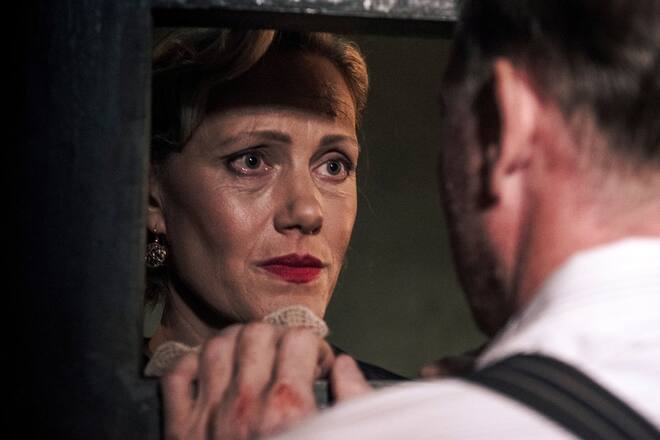 «Das Boot»: Bettina Gruber (Anna Schudt) darf ihren Ehemann Victor Gruber (Johann von Bülow) im Gefängnis besuchen.