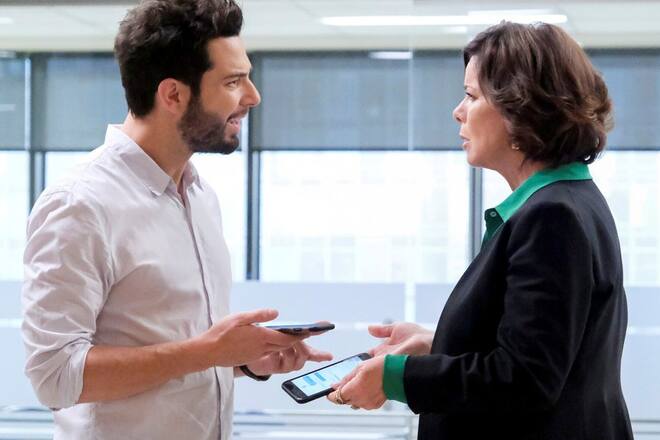Skylar Astin (l.) und Marcia Gay Harden geraten in «So Help Me Todd» ein ums andere Mal aneinander.