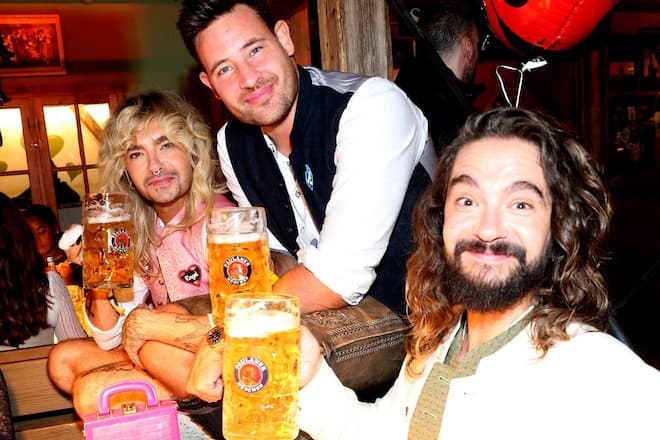 Bill Kaulitz, Marc Eggers und Tom Kaulitz (v.l.n.r.) im Käferzelt auf dem Oktoberfest.