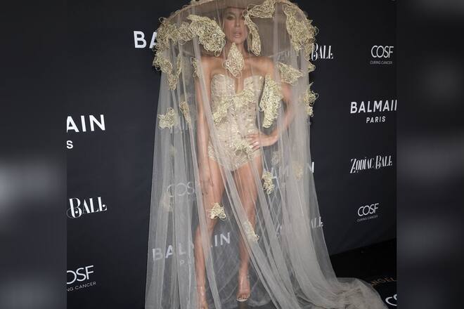 Kate Beckinsale zeigte sich beim Zodiac Ball in Los Angeles ganz in Gold.