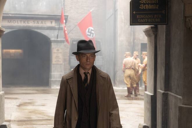 Kommissar Gereon Rath (Volker Bruch) als verdeckter Ermittler im Milieu der aufstrebenden Nationalsozialisten.