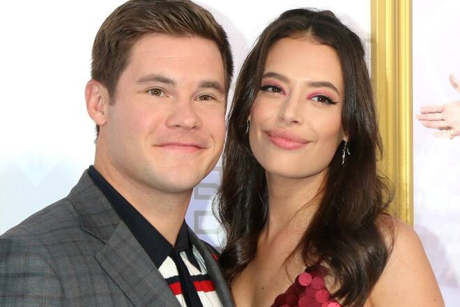 Adam DeVine und Chloe Bridges werden zum ersten Mal Eltern.