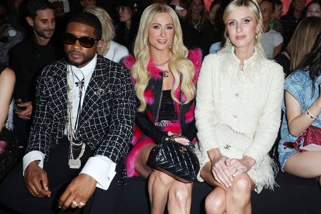 In der Front Row bei Chanel: Paris (Mitte) und Nicky Hilton. Neben ihnen sitzt Pop-Star Usher.
