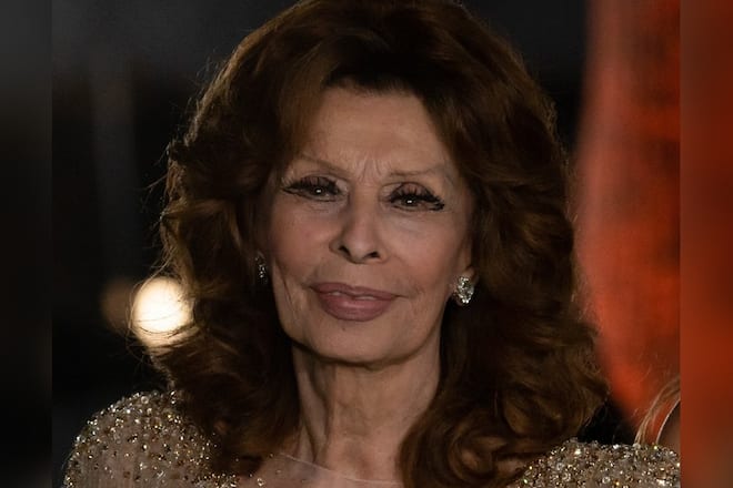 Kurz nach ihrem 89. Geburtstag stürzte Sophia Loren in ihrem Badezimmer und zog sich schwere Brüche zu.