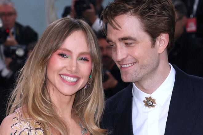 Suki Waterhouse und Robert Pattinson leben jetzt zusammen.