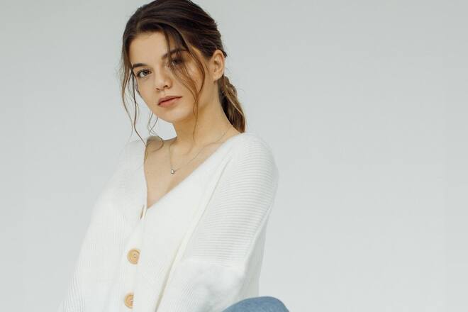 Quiet Luxury ist im Herbst 2023 ein grosses Thema: Kuschelige, elegante Strickjacken fügen sich in diesen Trend ein.