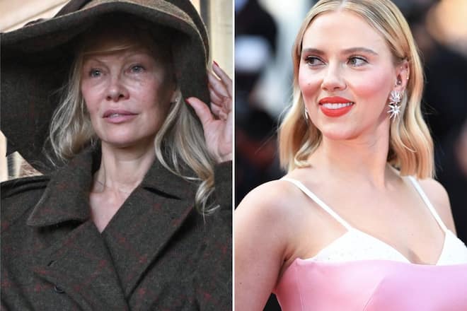 Scarlett Johansson (r.) bewundert Pamela Andersons «No-Make-up»-Auftritt bei der Pariser Fashion Week 2023.