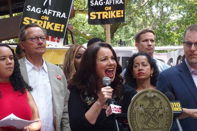 Seit Juli streiken in den USA 160.000 Schauspieler und Schauspielerinnen. Auch viele prominente Gesichter sind dabei, zum Beispiel «Nanny»-Star Fran Drescher.