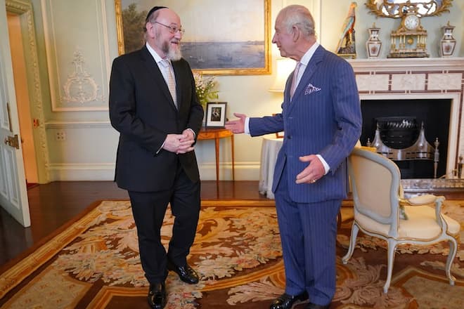 König Charles III. und Rabbi Ephraim Mirvis im Buckingham Palast.