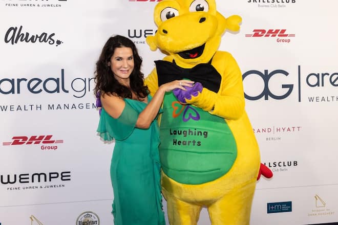 Mariella Ahrens mit Maskottchen bei der «Laughing Hearts»-Charity-Gala in Berlin.