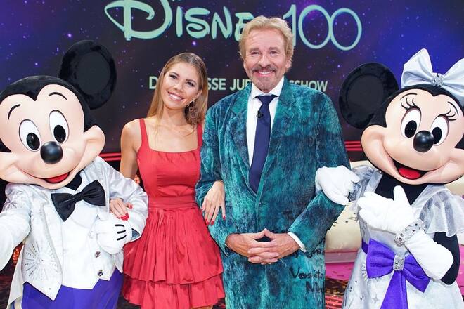 Thomas Gottschalk und Victoria Swarovski und die Ehrengäste Micky und Minnie Maus laden zum Gala-Abend «Disney 100 - Die grosse Jubiläumsshow».