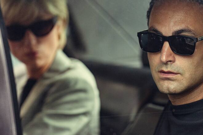 Ein neues Foto von «The Crown» zeigt Elizabeth Debicki als Diana und Khalid Abdalla als Dodi Al-Fayed in einem Auto.