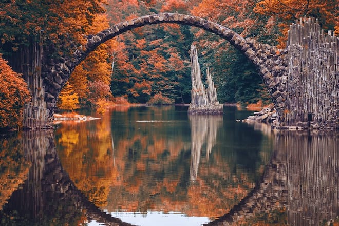 Nicht nur im Herbst ein schöner Anblick: die Rakotzbrücke in Sachsen.