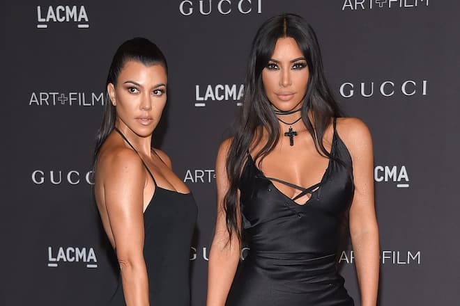 Kourtney (l.) und Kim Kardashian fielen zuletzt durch einen heftigen Streit bei «The Kardashians» auf.
