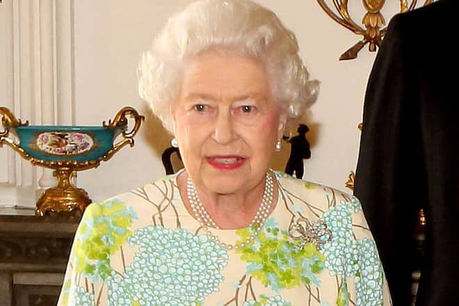 Queen Elizabeth II. nahm die Hilfe beim Dreh des Paddington-Bär-Sketches dankend an.