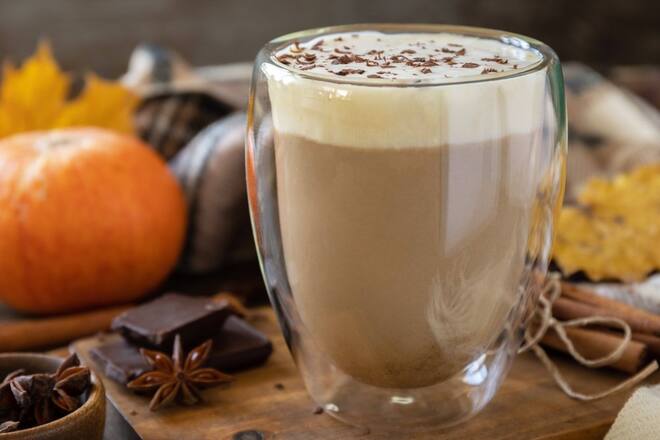 Ein Pumpkin Spice Latte findet sich im Herbst mittlerweile auf fast in jeder Speisekarte.